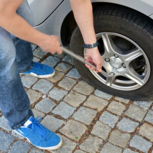 Avoid these 4 mistakes when changing a flat tire